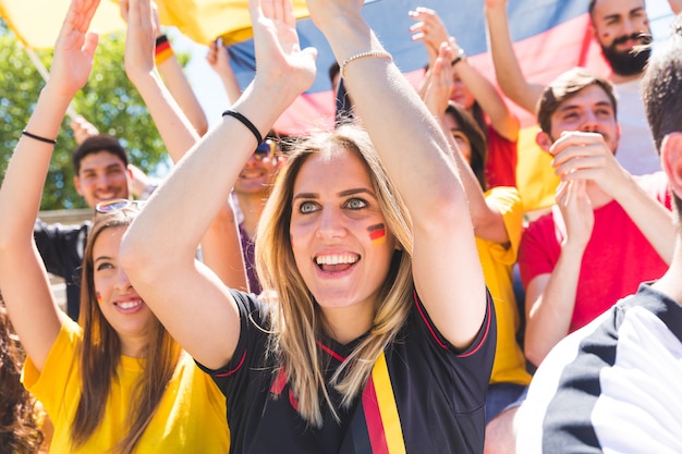 Sostenitori tedeschi che festeggiano allo stadio per la partita di calcio