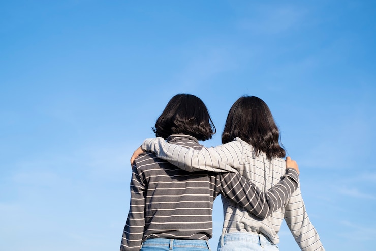 Foto sostiene due ragazze con il cielo blu ragazza felice happy
