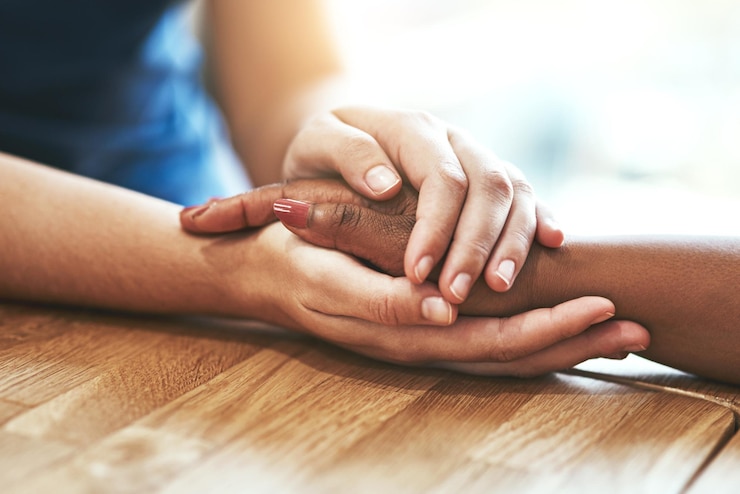 Foto sostieni l'amore e la diversità con le persone che si tengono per mano per la speranza fiducia ed empatia fede perdona e amici con una mano amica rispetta e aiuta attraverso il dolore o consola con la connessione
