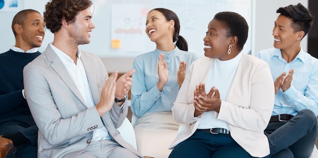 Sostieni la motivazione e il successo con un team aziendale che applaude durante un seminario per l'apprendimento del coaching e dello sviluppo Collaborazione al lavoro di squadra e all'obiettivo con una folla per celebrare un risultato