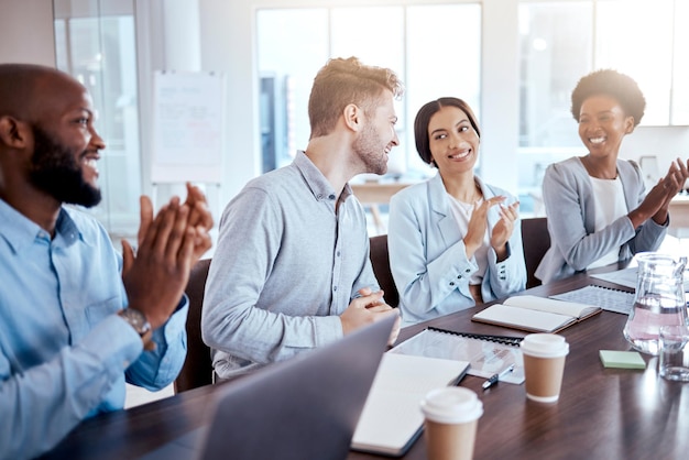 Sostieni persone felici o d'affari che applaudono durante una riunione per il successo dell'onboarding o della promozione dell'azienda