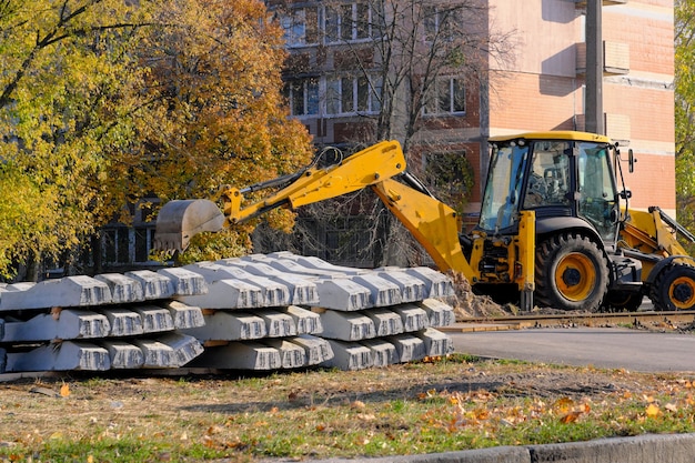 Sostituzione dei vecchi binari del tram a Kiev ottobre 2021 preparazione per la posa di nuovi binari