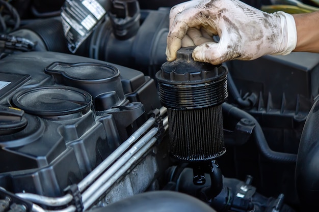 Sostituzione del filtro dell'olio sull'auto.