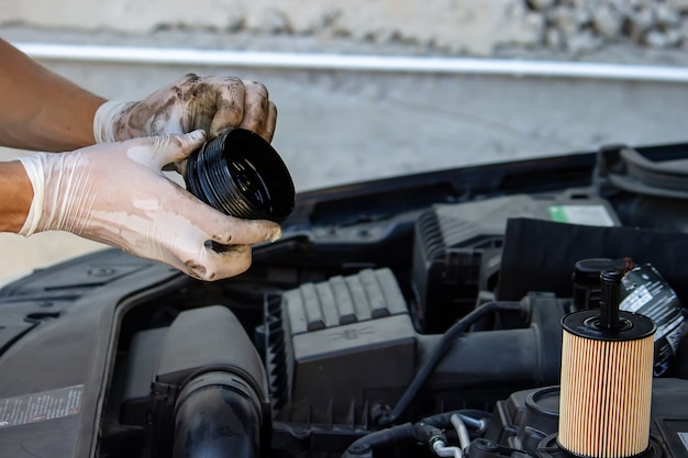 Sostituzione del filtro dell'olio sull'auto.