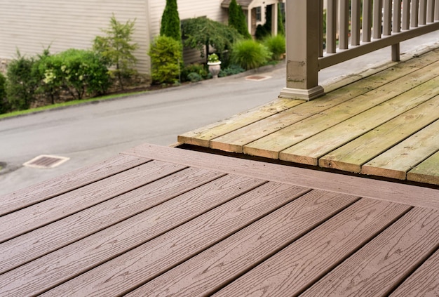 Sostituzione del vecchio deck in legno con materiale composito