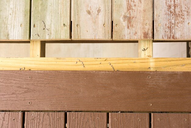 Sostituzione del vecchio deck in legno con materiale composito
