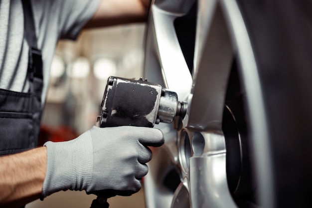 Sostituzione di un pneumatico presso un'officina automobilistica: officina di riparazione del veicolo.