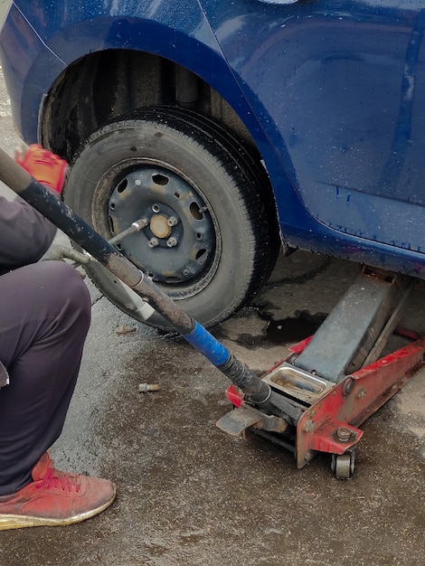 Sostituzione di una ruota su un cric per auto in una stazione di servizio per auto