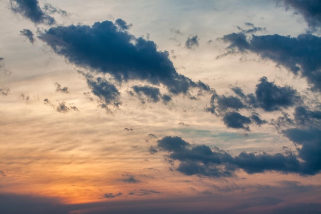 Sostituzione drammatica del cielo Tramonto colorato