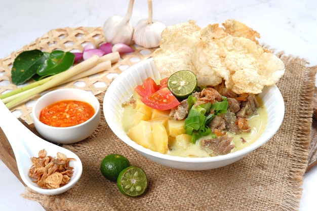 Soto Betawi, zuppa tradizionale di manzo e frattaglie di Betawi, Jakarta.