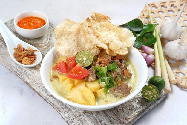 Soto Betawi, zuppa tradizionale di manzo e frattaglie di Betawi, Jakarta.