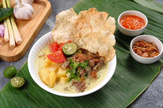 Soto Betawi, zuppa tradizionale di manzo e frattaglie di Betawi, Jakarta.