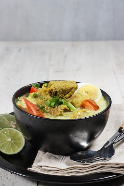 Soto Sapi o Soto Daging, è una zuppa speciale indonesiana, a base di brodo di manzo con cotoletta di carne.