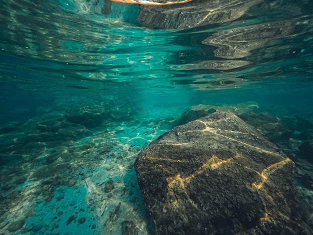 Sott'acqua in spiaggia sull'isola