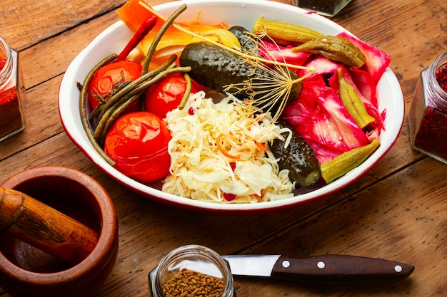 Sottaceti fatti in casa con verdure salate