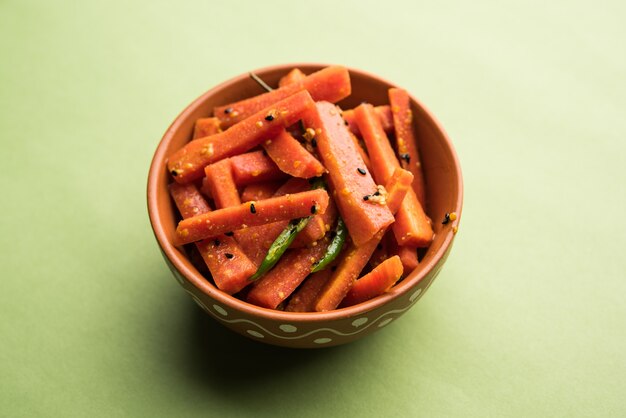 Sottaceto di carota o Gajar ka Achar o Loncha in hindi. Servito in una ciotola su sfondo lunatico. Messa a fuoco selettiva