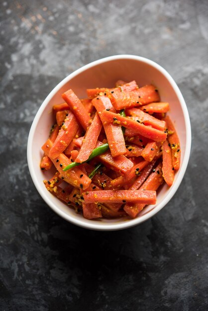 Sottaceto di carota o Gajar ka Achar o Loncha in hindi. Servito in una ciotola su sfondo lunatico. Messa a fuoco selettiva