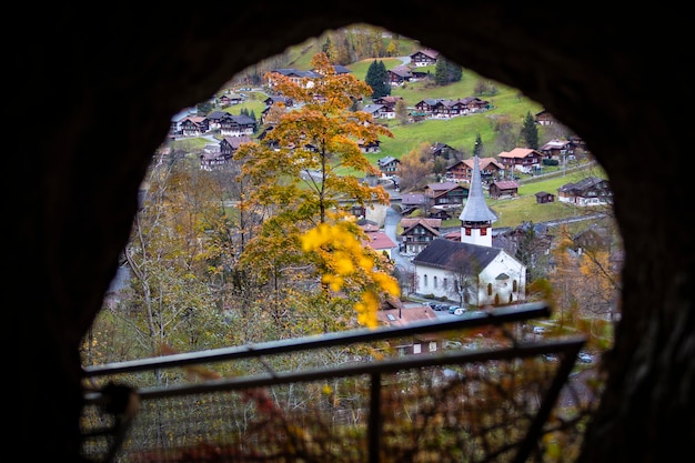 Sotto la cascata dello Staubbach con vista sulla chiesa di Lauterbrunnen