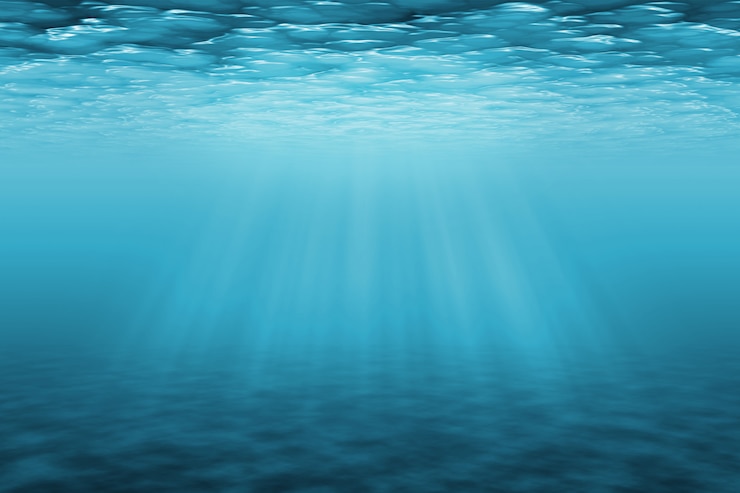 Sottoacqua con raggi solari