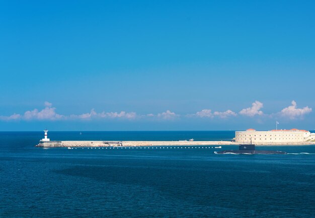 Sottomarino all'uscita del mare a Sebastopoli in Crimea