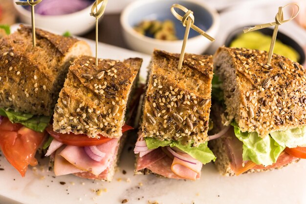 Sottopanino fresco su pane multicereali.