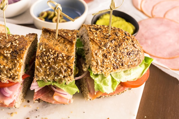 Sottopanino fresco su pane multicereali.