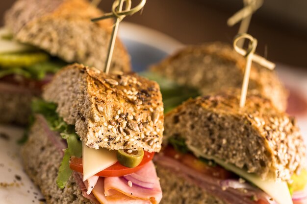 Sottopanino fresco su pane multicereali.