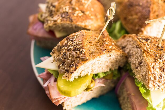 Sottopanino fresco su pane multicereali.