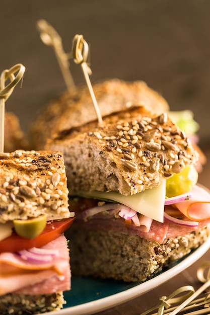 Sottopanino fresco su pane multicereali.