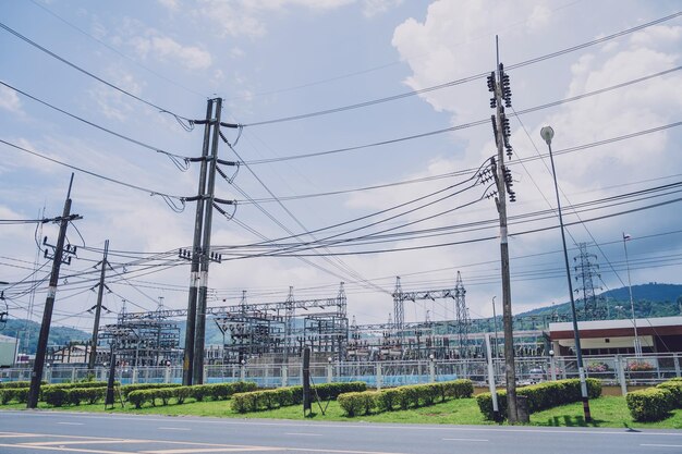 Sottostazione di distribuzione della corrente di una centrale elettrica ad alta tensione