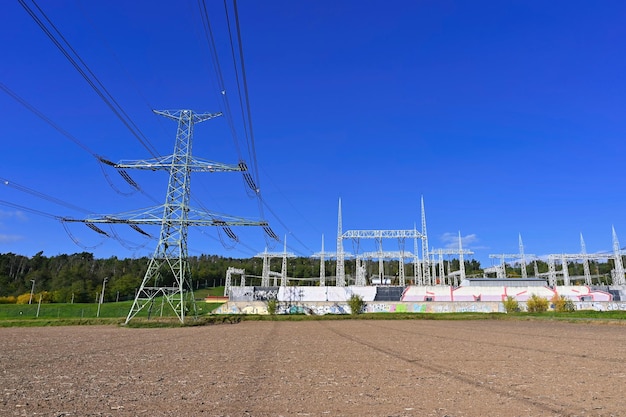 Sottostazione di energia elettrica della centrale elettrica Piloni ad alta tensione Concetto per la tecnologia e l'industria.