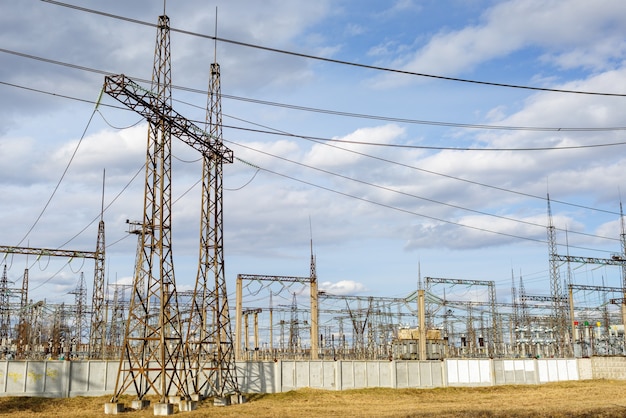 Sottostazione elettrica contro il cielo