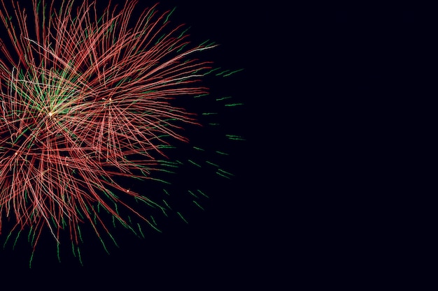 Sottragga la priorità bassa colorata del fuoco d'artificio con spazio libero per testo