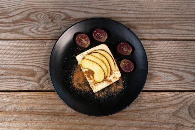 Souffl di ricotta con mele cannella e uva Vista dall'alto Cibo sano ricco di proteine e vitamine