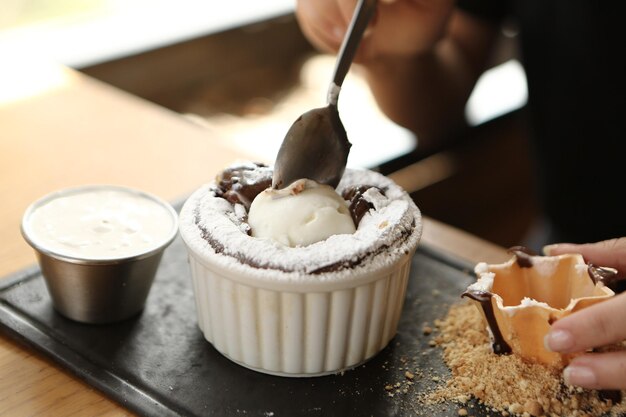 Soufflé al cioccolato con gelato