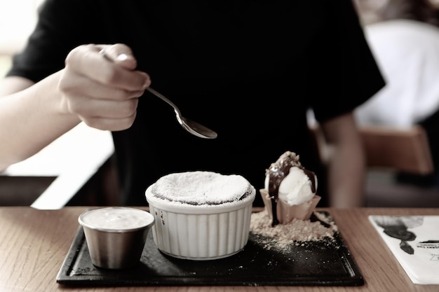 Soufflé al cioccolato con gelato