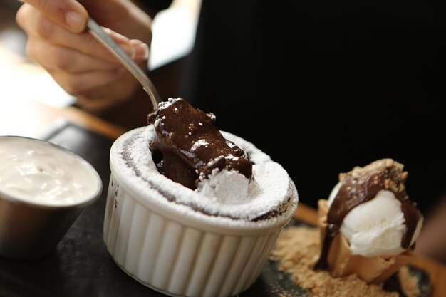 Soufflé al cioccolato con gelato