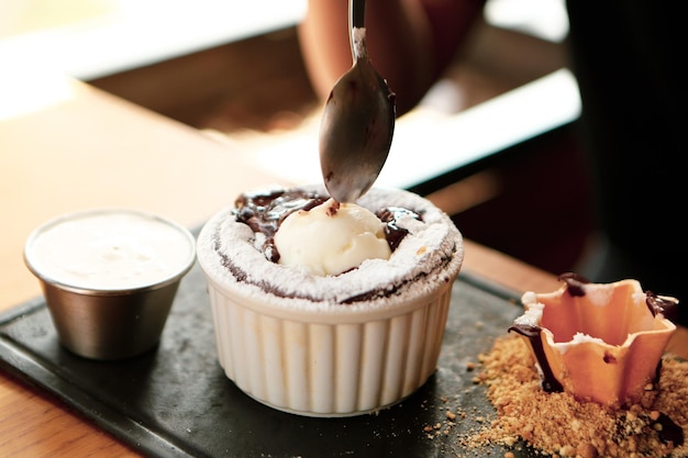 Soufflé al cioccolato con gelato