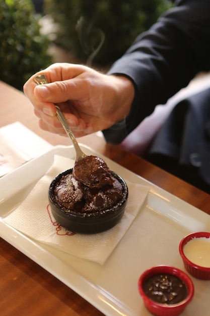 Soufflé al cioccolato con gelato