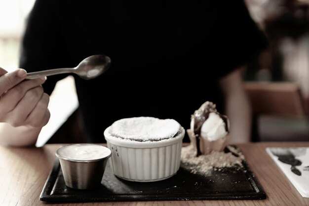 Soufflé al cioccolato con gelato