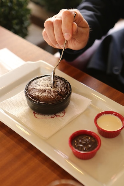 Soufflé al cioccolato con gelato