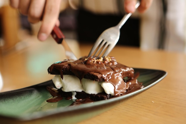 Soufflé al cioccolato con gelato