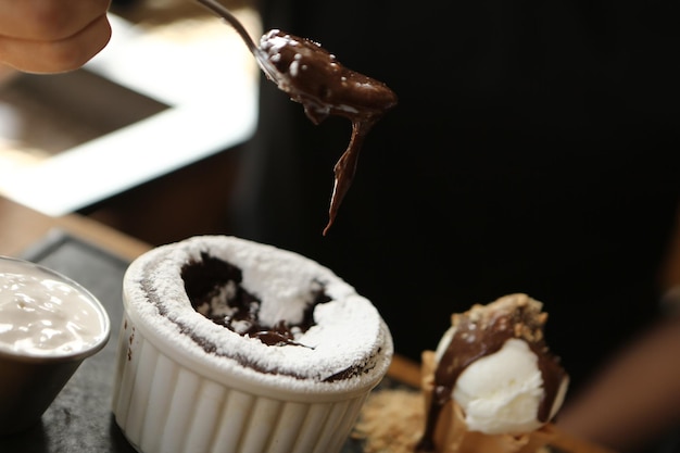 Soufflé al cioccolato con gelato