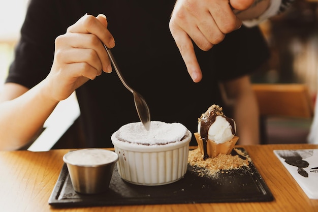 Soufflé al cioccolato con gelato