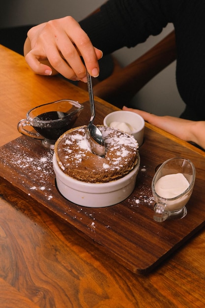 Soufflé al cioccolato con gelato