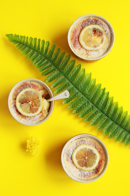 Soufflé al limone negli stampini. Deliziosi budini al limone fatti in casa