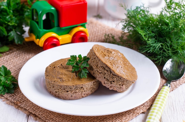 Soufflé di fegato in una ciotola bianca sul tavolo. Ricette per bambini.