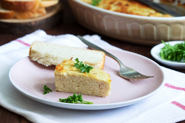 Soufflé dietetico di carne macinata con prezzemolo su uno sfondo scuro.