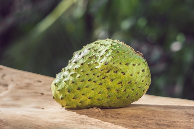 Soursop, Guanabana, Anone, Annona muricata su tavola di legno