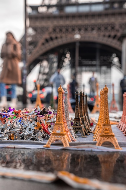 Souvenir della Torre Eiffel con una vera Torre Eiffel sullo sfondo a Parigi, Francia.